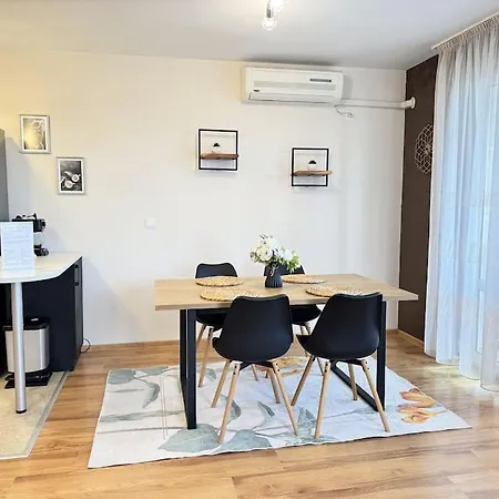 Lejlighed Stylish 1br Flat With Sunny Terrace *