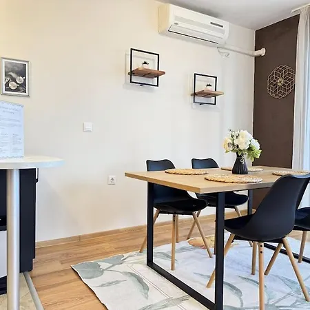 Stylish 1br Flat With Sunny Terrace Lejlighed