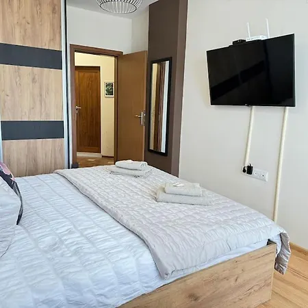 Lejlighed Stylish 1br Flat With Sunny Terrace