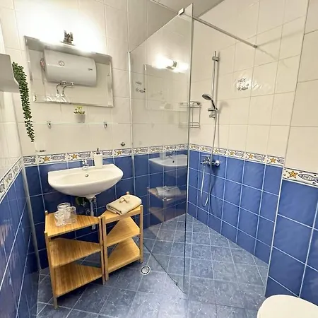 Stylish 1br Flat With Sunny Terrace Lejlighed